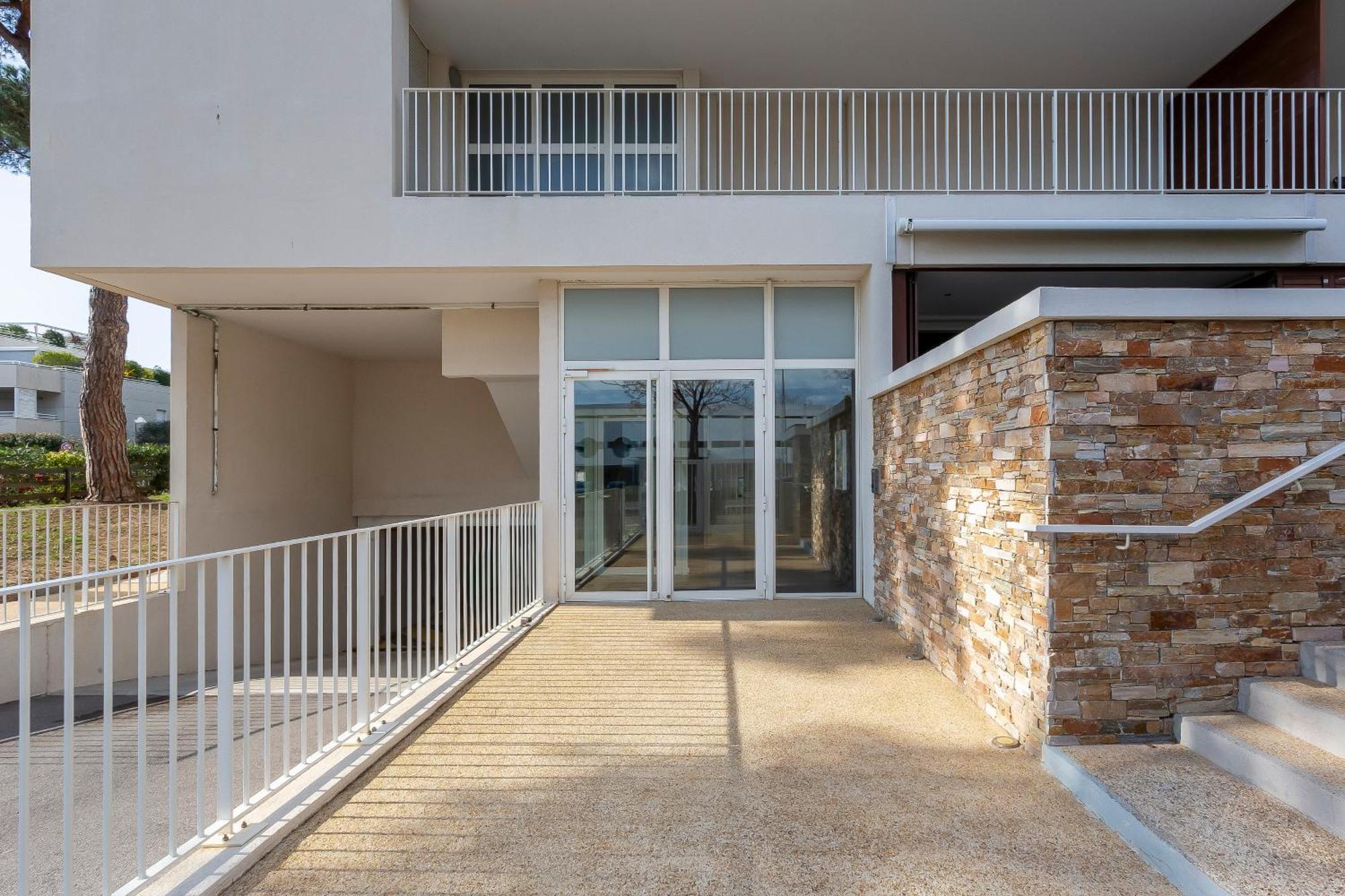 Chez Martin - Spacieux Appartement Climatise Proche De La Plage 라그랑모트 외부 사진